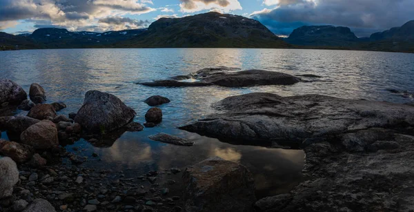 日没時にはスタヴァン湖とキスタのピーク ノルウェー北部のHaukelifjell山 — ストック写真