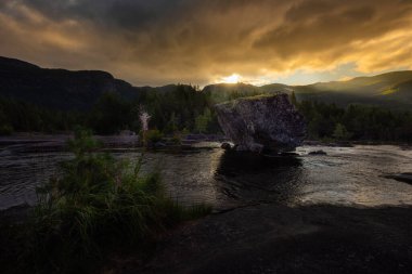 Sorlandet ve Telemark Norveç, Otra nehri kıyısında gün doğumunda Honnevje dinlenme tesisi.