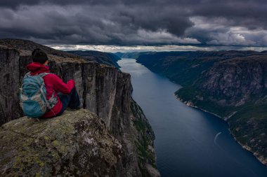 Sırt çantası Kjeragbolten yakınlarındaki Eagle Head bakış açısının tepesinde oturuyor 