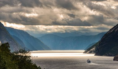 Lysefjord Güzel Norveç manzarası, araba feribotu Lysebotn kasabasına doğru yüzüyor 