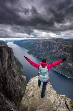 Zafer pozu veren sırt çantalı, Kjeragbolten yakınlarında Eagle Head Viewpoint 
