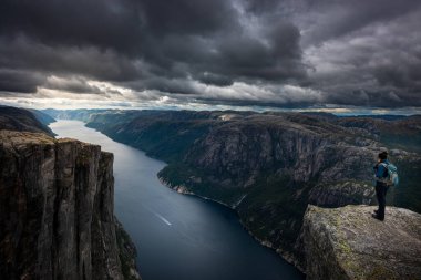 Norveç 'i ziyaret eden Sırtçantalı Kartal Başlı Bakış Açısı Kjeragbolten yakınlarındaki 