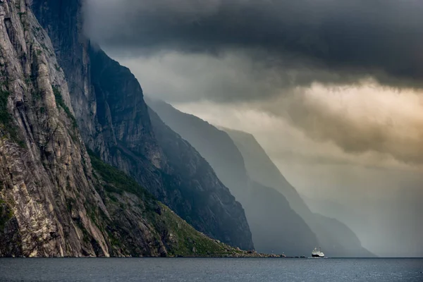 Lysefjord Piękny Krajobraz Norwegii Prom Samochodowy Pływa Kierunku Miasta Lysebotn — Zdjęcie stockowe