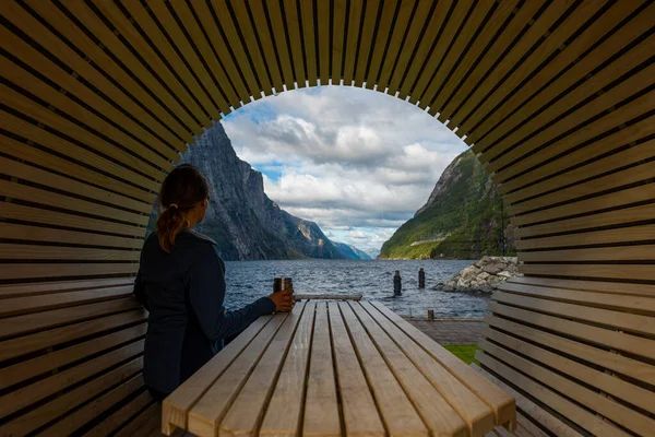 Відвідуючи Норвегію Молода Жінка Полюбляє Чашку Кави Дивлячись Лізефйордена — стокове фото