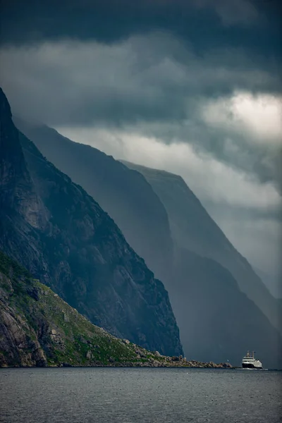 Lysefjord Vakkert Norge Landskap Bilferge Svømmer Mot Byen Lysebotn – stockfoto