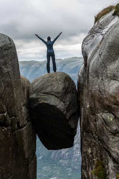 Zafer Pozu Kjeragbolten Tepesinde Dağın Yarığına Sıkışmış Kaya Parçası Denizden — Stok fotoğraf