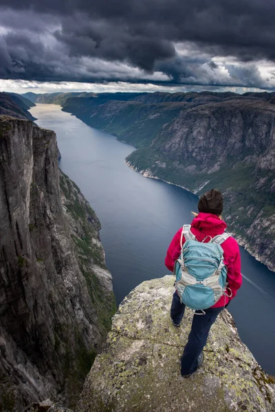 Відвідуючи Норвегію Backpacker Вершині Точки Зору Eagle Head Біля Kjeragbolten — стокове фото
