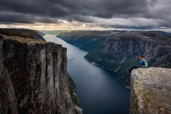 Sırt çantası Kjeragbolten yakınlarındaki Eagle Head bakış açısının tepesinde oturuyor 