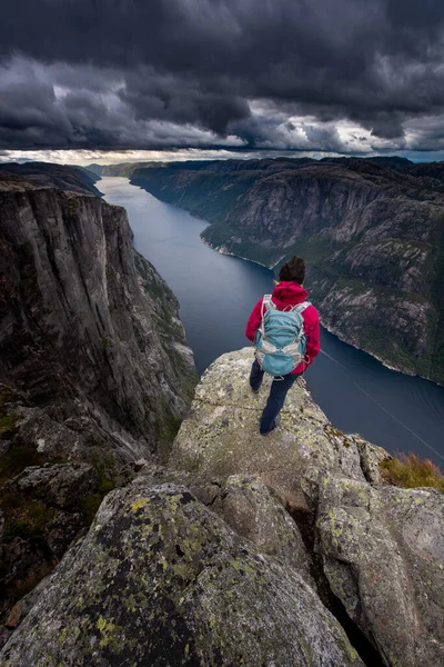 Norveç Ziyaret Eden Sırtçantalı Kartal Başlı Bakış Açısı Kjeragbolten Yakınlarındaki — Stok fotoğraf