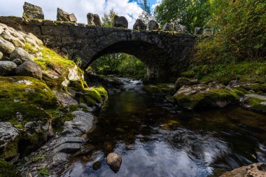 Hauskeana, Hjelmeland, Norveç üzerindeki kemerli taş köprü. 