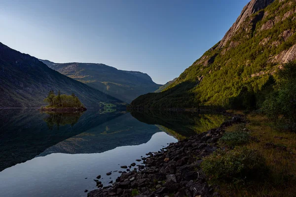 Гарний Ранковий Краєвид Відображає Невеликий Острів Озері Ролдалсватнет Орда Норвегія — стокове фото