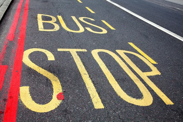 Bus Stop Road Marcação em Londres — Fotografia de Stock