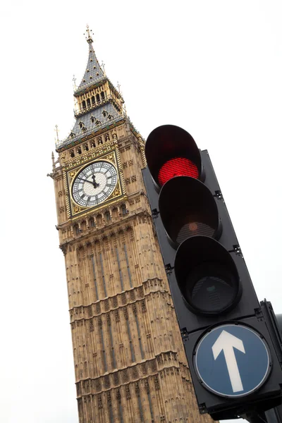 Big Ben com semáforo vermelho Londres — Fotografia de Stock