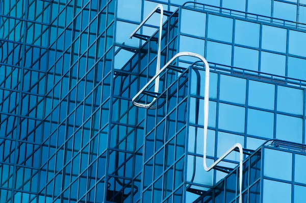 Abstrakt syn på kontoret blocket windows med blå tonat glas — Stockfoto