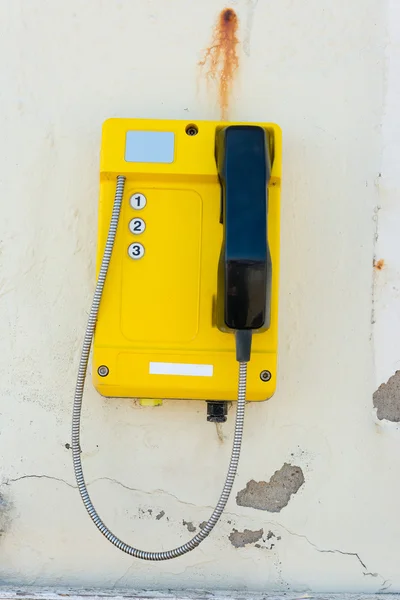 Poste téléphonique monté sur un mur délabré — Photo