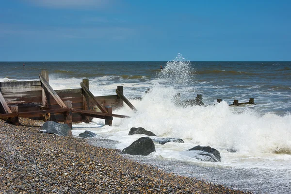 Hullámok feltörése rá a kavicsos strand vízvezetékek — Stock Fotó
