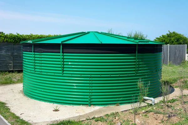 Cilindrische water opslagtank. — Stockfoto