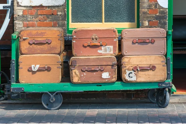 Vintage bőröndök és tartókocsival — Stock Fotó