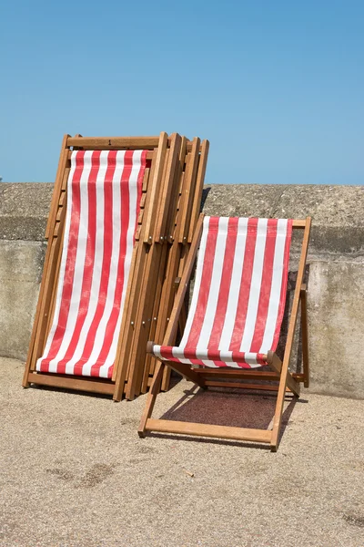 Red and white striped deckchairs — Stock Photo, Image