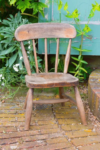 Vieja silla de madera en un jardín — Foto de Stock