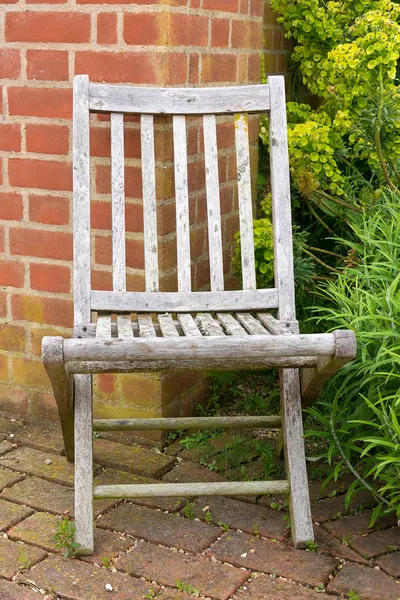 मौसमित लकड़ी के बगीचे की कुर्सी — स्टॉक फ़ोटो, इमेज