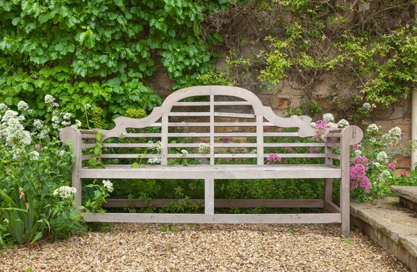 Banc de jardin altéré dans un cadre paysager — Photo