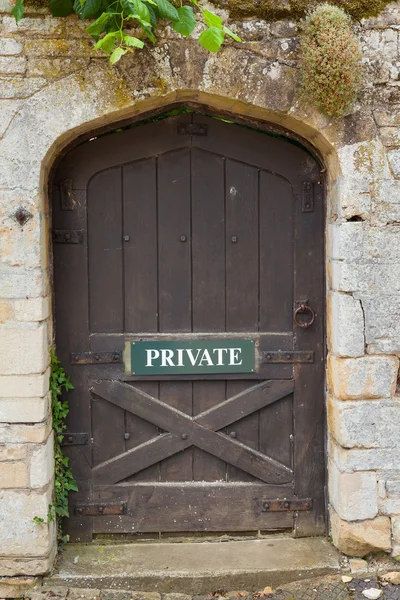 Зовнішні двері з приватним знаком — стокове фото