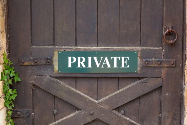 Puerta exterior con signo privado —  Fotos de Stock