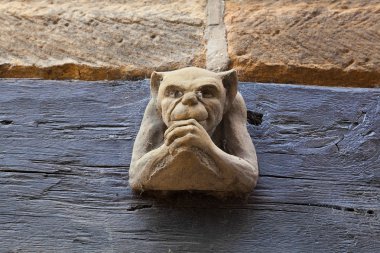 gargoyle duvara monte.