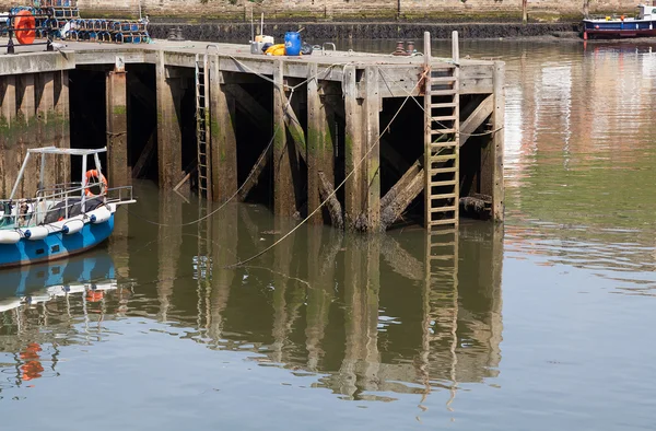 Old jetty at Whitby harbour Yorkshire. — Stock Photo, Image