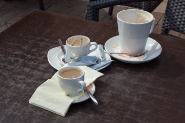 bir kafede masada boş bardak kahve yaptı.