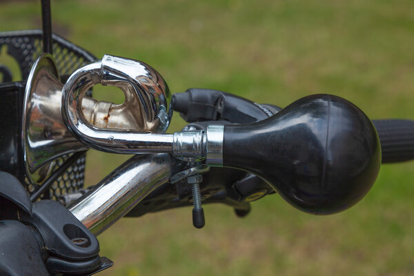 Old style bicycle horn wiht rubber bulb and chrome horn