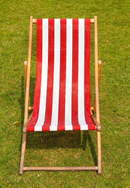 Liegestuhl auf einer Rasenfläche im Sommer. — Stockfoto
