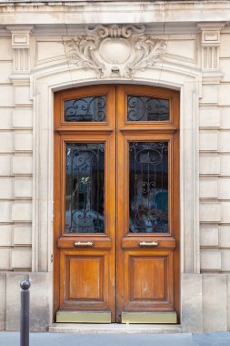 Çift ön kapı ile süslü kemerli