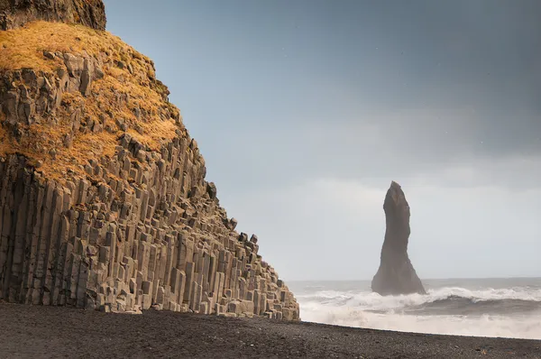 Reynisfjara formações rochosas em Halsanefhellir Islândia — Fotografia de Stock