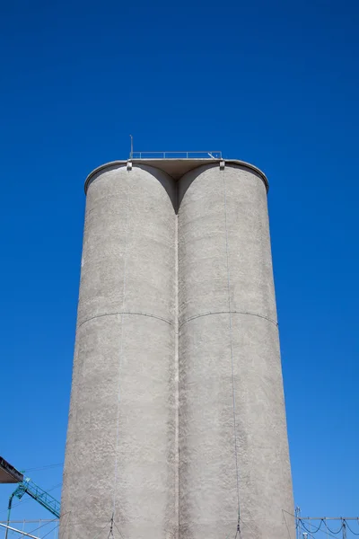 Grandes silos azul cielo fondo — Foto de Stock