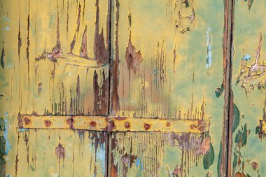 paslı menteşe ile yıpranmış boyalı panel.