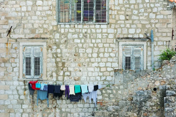 Linha de lavar fora de uma casa em Dubrovnik — Fotografia de Stock