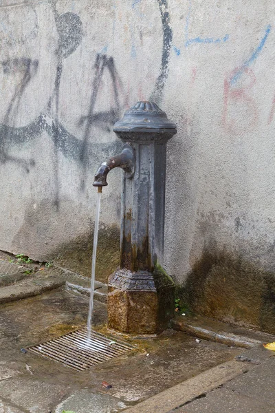 Питьевой фонтан в Италии — стоковое фото