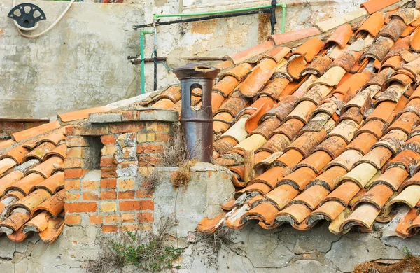 Telhas danificadas e chaminé em Dubrovnik — Fotografia de Stock