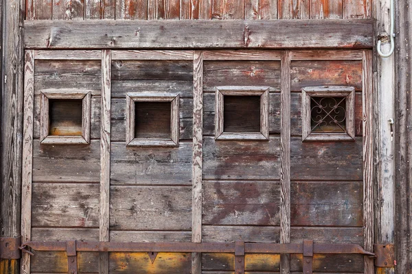 Cadre de fenêtre en bois lambrissé en bois nu . — Photo