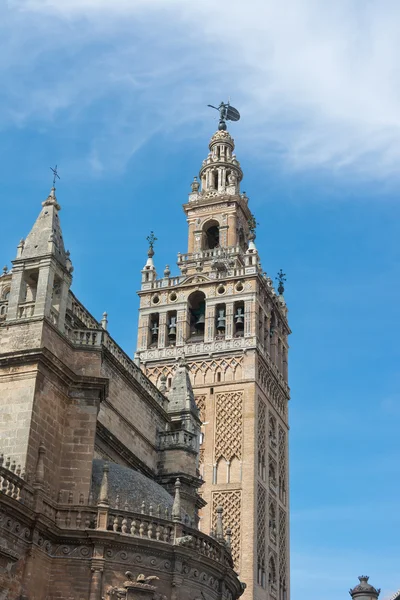 Detalj av giralda-tornet på katedralen i Sevilla Spanien — Stockfoto