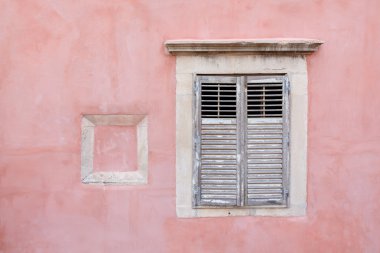 Dış pembe duvar ahşap kepenkli pencere ile
