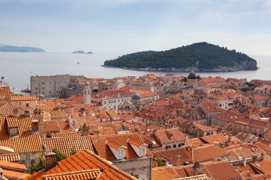 Dubrovnik çatıları ile Adriyatik Denizi arka plan olarak