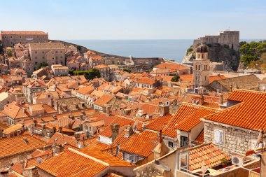 Dubrovnik çatıları ile Adriyatik Denizi arka plan olarak