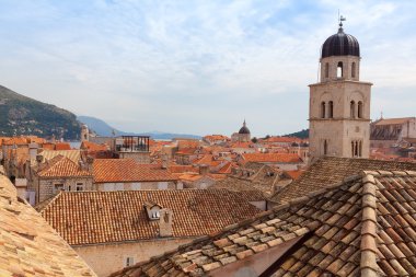 Dubrovnik çatıları ile Adriyatik Denizi arka plan olarak