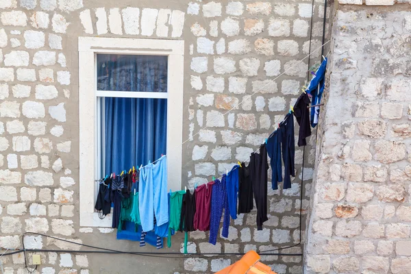 Linha de lavar fora de uma casa em Dubrovnik — Fotografia de Stock