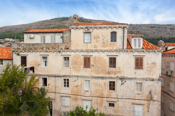 Dubrovnik byggnad med tecken på vittring — Stockfoto