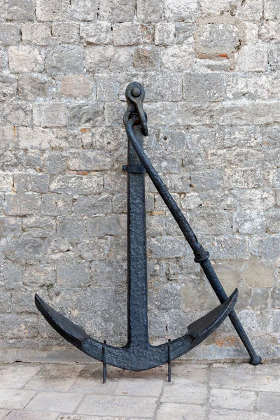 Ships' black painted anchor set on display — Stock Photo, Image