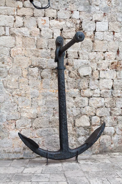 Ships' black painted anchor set on display — Stock Photo, Image